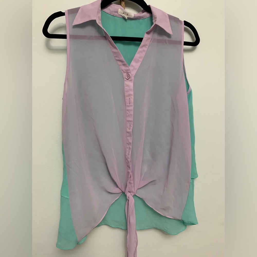 Women’s button up tank top with bottom tie
